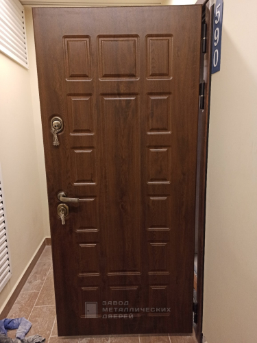 Коричневая железная дверь для квартиры с МДФ панелями №29